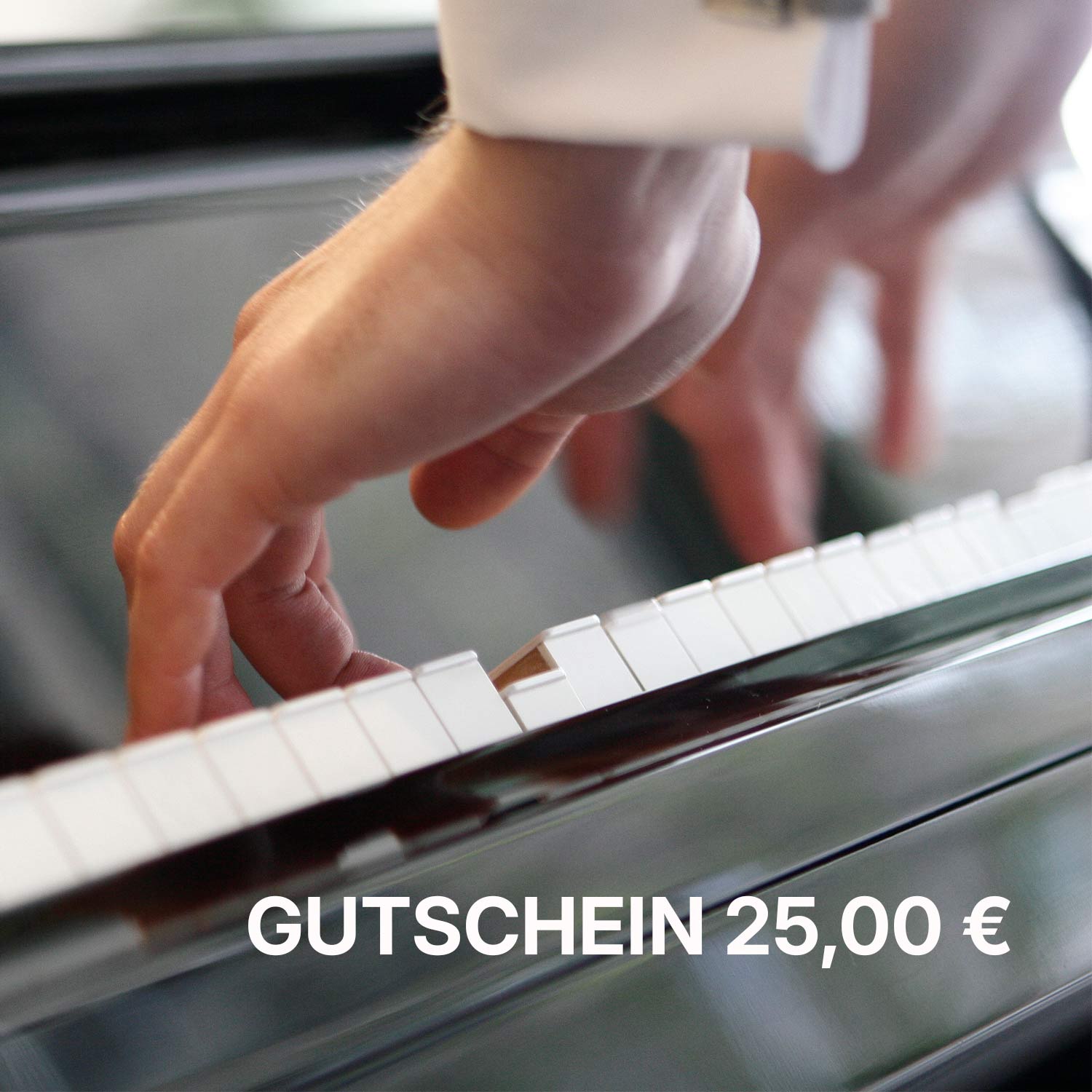 Hand spielt auf Klaviertasten, Text "Gutschein 25,00 €" darüber.